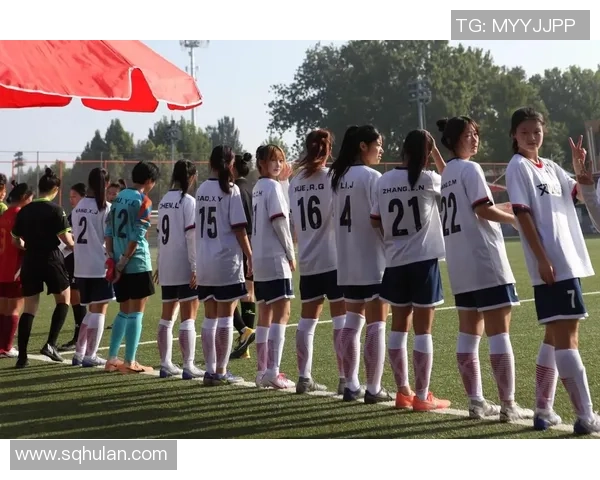 中国足球女将背影展现坚韧力量与无畏拼搏精神的瞬间