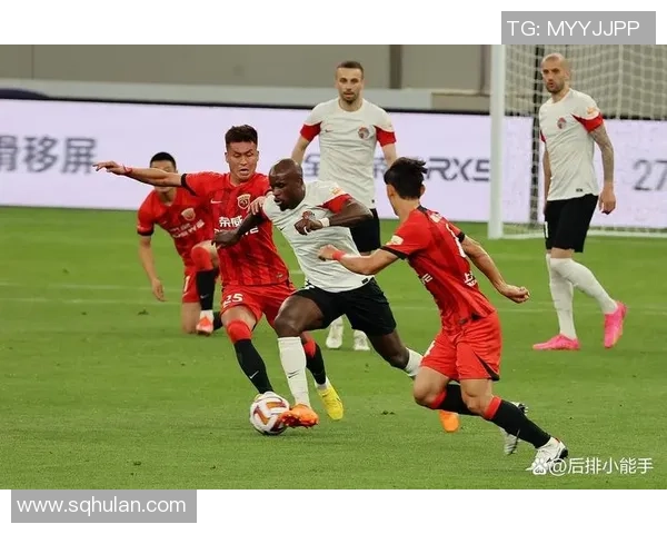 从冲突到对决：足球场上那些让人瞩目的激烈干架球星背后故事