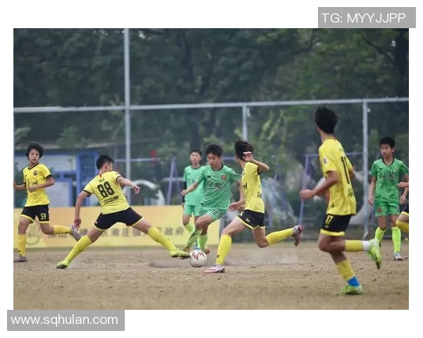 以足球巨星背影凝望绿茵赛场展现拼搏与荣耀瞬间