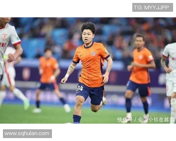 撕破中国足球防线的球星：揭秘他如何打破防守并带领球队获胜