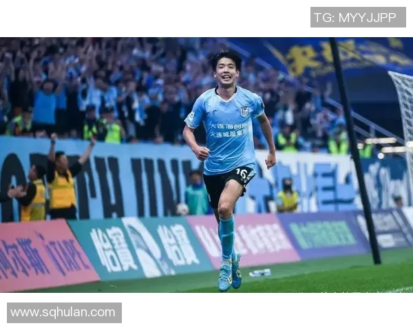 男足头球明星领衔赛场征战展示力量与技巧全方位分析