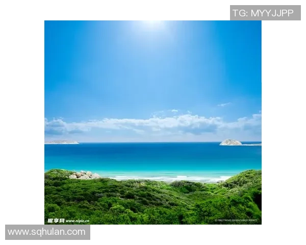 足球巨星与海边风景的完美融合，展现运动与自然的和谐美学