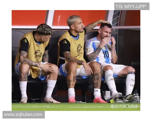 足球球星笑容背后的故事与魅力 揭秘他们场上场下的欢乐瞬间