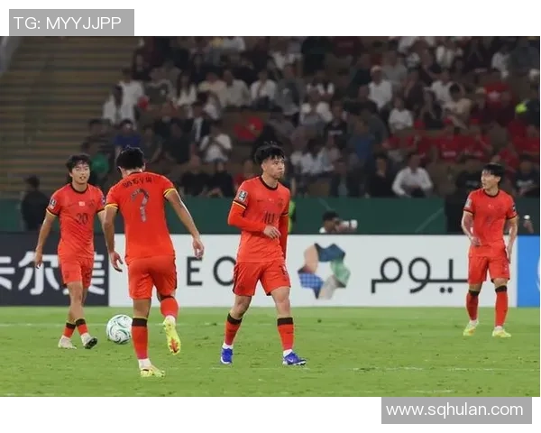 足球赛场突发意外著名球星摔倒瞬间引发全场紧张关注